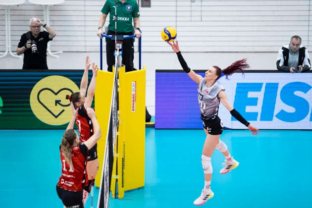 1 Volleyball Bundesliga Women Schwarz Weiss Erfurt vs Dresdner SC Erfurt 08 03 2026 Isabel KovaÄiÄ‡ 11 Schwarz Weiss Erfurt vs Lorena Lorber Fijok 17 Dresdner SC above and Amanda Siksna 11 Dresdner SC below 1 Volleyball Bundesliga Women Schwarz Weiss Erfurt vs Dresdner SC Riethsporthalle Erfurt 08 03 2026 Copyright: xBEAUTIFULxSPORTS Duehringx