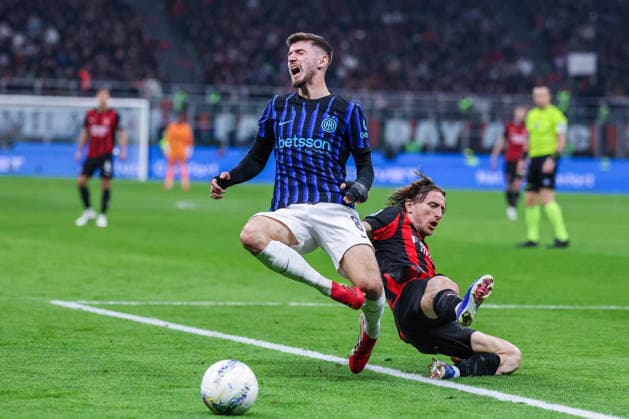 CALCIO - Serie A - AC Milan vs Inter - FC Internazionale Luka Modric of AC Milan competes for the ball with Petar Sucic of FC Internazionale during Serie A 2025 26 football match between AC Milan and FC Internazionale at San Siro Stadium in Milan Milan Italy  Copyright: xIPAxSport ABACAx