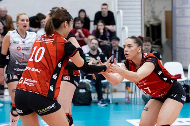 1 Volleyball Bundesliga Women Schwarz Weiss Erfurt vs Dresdner SC Erfurt 08 03 2026 Miku Akimoto 10 Dresdner SC and Lorena Lorber Fijok 17 Dresdner SC right 1 Volleyball Bundesliga Women Schwarz Weiss Erfurt vs Dresdner SC Riethsporthalle Erfurt 08 03 2026 Copyright: xBEAUTIFULxSPORTS Duehringx