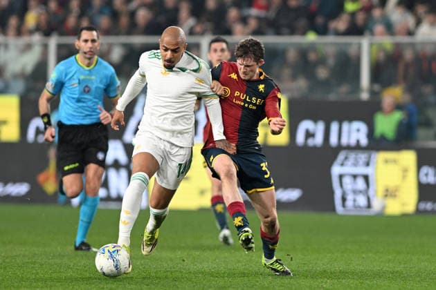 DONYELL MALEN, Roma, MORTEN FRENDRUP, Genoa, Serie A 2025-26, Genoa-Roma 2-1, azione, action, contrasto SERIE A 2025-26 GENOA-ROMA 2-1