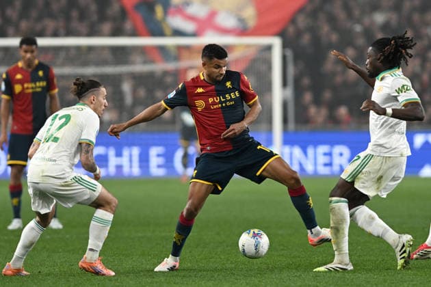 WALTER JUNIOR MESSIAS, Genoa, KOSTAS TSIMIKAS, MANU KONE, Roma, Serie A 2025-26, Genoa-Roma 2-1, azione, action, contrasto SERIE A 2025-26 GENOA-ROMA 2-1