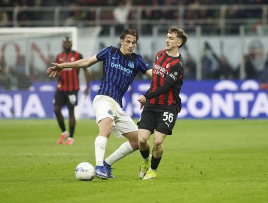 CALCIO - Serie A - AC Milan vs Inter - FC Internazionale Alexis Saelemaekers of AC Milan and Pio Esposito of FC Inter during the Italian Serie A, season 2025-2026, football match between AC Milan and FC Inter Milano on 08 March 2026 at Giuseppe Meazza Stadium, San Siro, Milan, Italy. Photo, Nderim Kaceli Milan Italy  Copyright: xIPAxSport ABACAx