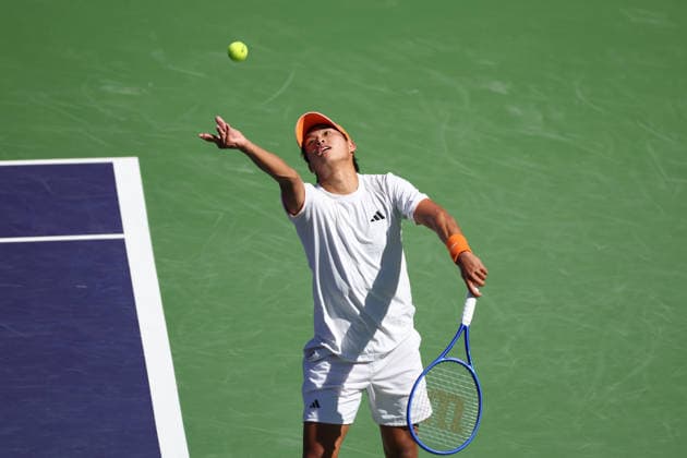 INDIAN WELLS, CA - MARCH 08: Learner Tien (USA) serves during the BNP Paribas Open on March 8, 2026 at Indian Wells Tennis Garden in Indian Wells, CA. (Photo by George Walker Icon Sportswire) TENNIS: MAR 08 BNP Paribas Open EDITORIAL USE ONLY Icon260308106