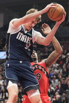 March 8, 2026, Toronto, On, CAN: Dallas Mavericks Cooper Flagg (32) claims a defensive rebound from Toronto Raptors RJ Barrett (9) during first half NBA, Basketball Herren, USA basketball action in Toronto on Sunday, March 8, 2026. Cooper Flagg; RJ Barret  - ZUMAc35_ 20260308_zaf_c35_153 Copyright: xChrisxYoungx