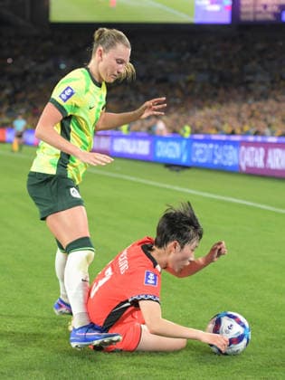 Australia Vs Republic of Korea in Sydney - 08 Mar 2026 Clare Hunt (L) of Australia women football team and Park Soo-Jeong (R) of Republic of Korea women football team seen in action during the AFC Women s Asian Cup Group A match between Australia and Republic of Korea held at the Stadium Australia. Final score Australia 3:3 Republic of Korea. Sydney Australia Copyright: xLuisxVeniegrax xSOPAxImagesx 20260308_AFCWACup_LVeniegra3457
