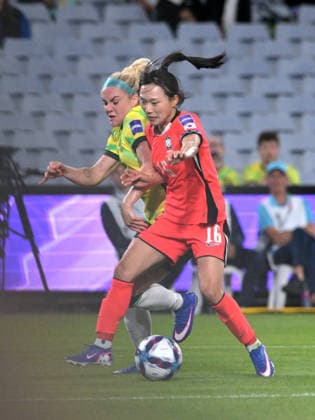 March 8, 2026, Sydney, Australia: Elle Carpenter (L) of Australia women football team and Jang Sel-Gi (R) of Republic of Korea women football team seen in action during the AFC Women s Asian Cup Group A match between Australia and Republic of Korea held at the Stadium Australia. Final score Australia 3:3 Republic of Korea. Australia Vs Republic Of Korea In Sydney - 08 Mar 2026  - ZUMAs197 20260308_aaa_s197_295 Copyright: xLuisxVeniegrax