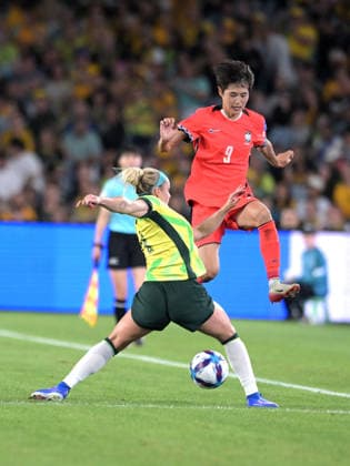 March 8, 2026, Sydney, Australia: Elle Carpenter (L) of Australia women football team and Mun Eun-Ju (R) of Republic of Korea women football team seen in action during the AFC Women s Asian Cup Group A match between Australia and Republic of Korea held at the Stadium Australia. Final score Australia 3:3 Republic of Korea. Australia Vs Republic Of Korea In Sydney - 08 Mar 2026  - ZUMAs197 20260308_aaa_s197_311 Copyright: xLuisxVeniegrax