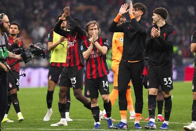 AC Milan vs FC Inter Italy, Milan, 2026 03 08: Luka Modric(AC Milan) and teammates, after the victory, greet the fans in the stands at the end of soccer game AC Milan vs FC Inter, Lega Calcio Serie A Enilive 2025-2026 day 28 at San Siro Stadium Milan Lombardy Italy Copyright: xFabrizioxAndreaxBertanix