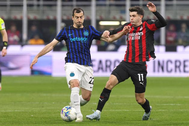 AC Milan vs FC Inter Italy, Milan, 2026 03 08: Christian Pulisic, Henrikh Mkhitaryan (FC Inter) fights for the ball in center field in the first half during soccer game AC Milan vs FC Inter, Lega Calcio Serie A Enilive 2025-2026 day 28 at San Siro Stadium Milan Lombardy Italy Copyright: xFabrizioxAndreaxBertanix