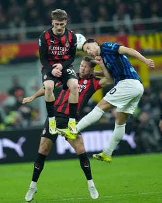 (260309) -- MILAN, March 9, 2026 -- AC Milan s Alexis Saelemaekers(L) and Niclas Fullkrug (C) vie with Inter Milan s Carlos Augusto during an Italian Serie A football match between AC Milan and Inter Milan in Milan, Italy, March 8, 2026. ) (SP)ITALY-MILAN-FOOTBALL-SERIE A-AC MILAN VS INTER MILAN LixJing 