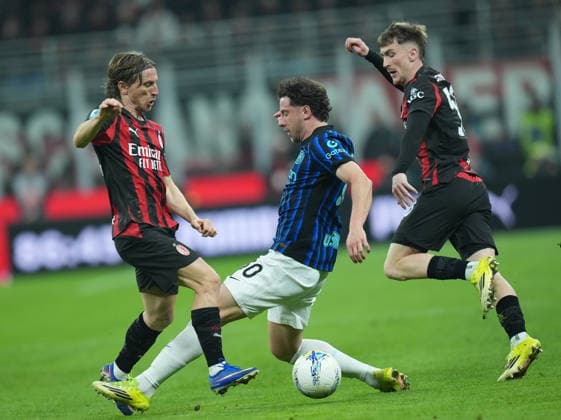 (260309) -- MILAN, March 9, 2026 -- AC Milan s Luka Modric (L) and Alexis Saelemaekers(R) vie with Inter Milan s Carlos Augusto during an Italian Serie A football match between AC Milan and Inter Milan in Milan, Italy, March 8, 2026. ) (SP)ITALY-MILAN-FOOTBALL-SERIE A-AC MILAN VS INTER MILAN LixJing 