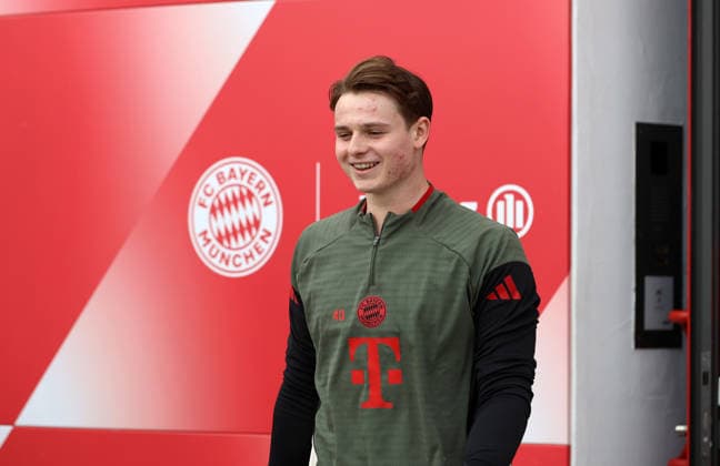 Football, Men, Champions League, Season 2025 2026, FC Bayern Munich, Final training Jonas Urbig FC Bayern Munich on the way to the training ground
