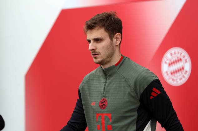 Football, Men, Champions League, Season 2025 2026, FC Bayern Munich, Final training Josip Stanisic FC Bayern Munich on the way to the training ground