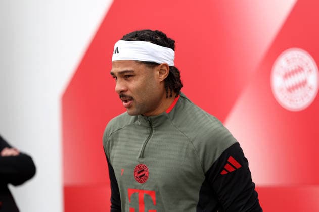 Football, Men, Champions League, Season 2025 2026, FC Bayern Munich, Final training Serge Gnabry FC Bayern Munich on the way to the training ground