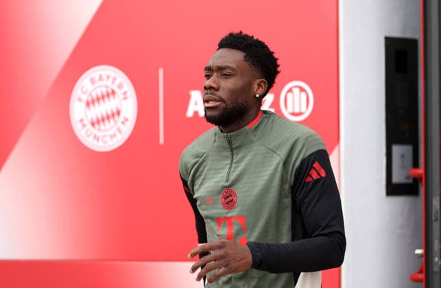 Football, Men, Champions League, Season 2025 2026, FC Bayern Munich, Final training Alphonso Davies FC Bayern Munich on the way to the training ground