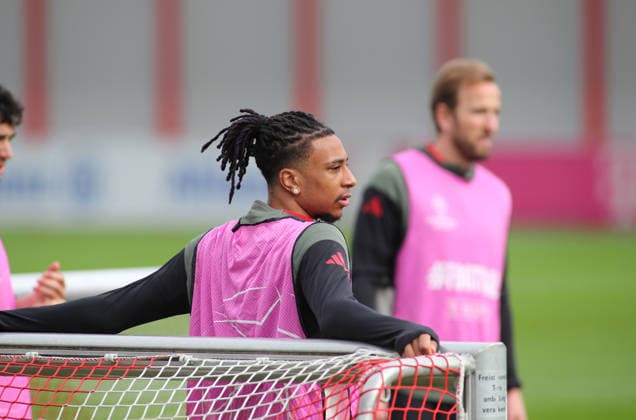 Football, Men, Champions League, Season 2025 2026, FC Bayern Munich, Final training Michael Olise FC Bayern Munich leaning against a goal with a view to the right
