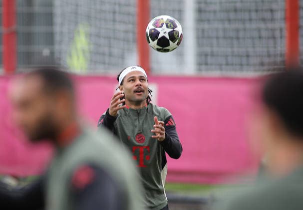 Football, Men, Champions League, Season 2025 2026, FC Bayern Munich, Final training Serge Gnabry FC Bayern Munich catches a ball, Looking upwards