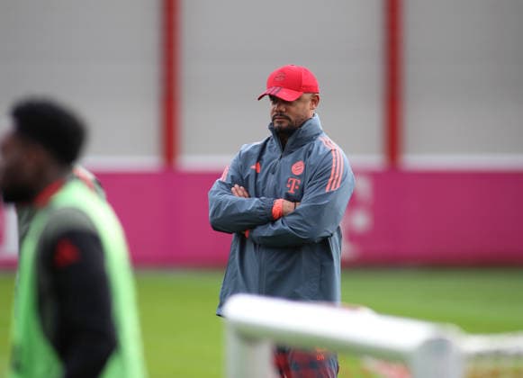 Football, Men, Champions League, Season 2025 2026, FC Bayern Munich, Final training session Vincent Kompany, Coach FC Bayern Munich standing on the training pitch