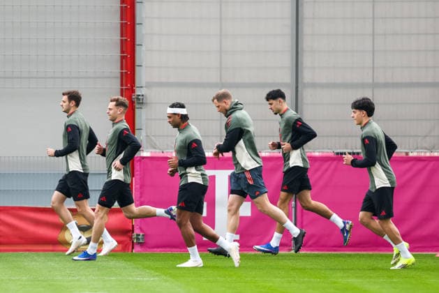 The players run in training, Josip Stanisic FC Bayern Muenchen, 44 with Joshua Kimmich FC Bayern Muenchen, 06 and Serge Gnabry FC Bayern Muenchen, 07 , with Aleksandar Pavlovic FC Bayern Muenchen, 45 , GER, final training, FC Bayern Muenchen, Football, UEFA Champions League, Round of 16, First leg, 2025 2026 season, 09 03 2026, GER, Final training, FC Bayern Muenchen, Football, UEFA Champions League, Round of 16, First leg, 2025 2026 season, 09 03 2026 Muenchen Copyright: xEibner-Pressefoto JennixMaulx EP_JML