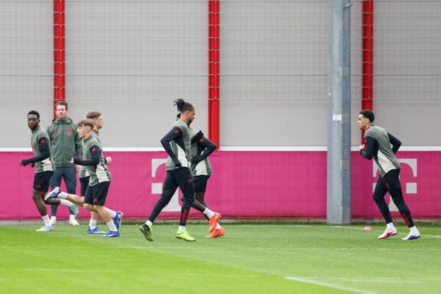The players run in training, Alphonso Davies FC Bayern Muenchen, 19 with Lennart Karl FC Bayern Muenchen, 42 and Joshua Kimmich FC Bayern Muenchen, 06 , with Michael Olise FC Bayern Muenchen, 17 and Jamal Musiala FC Bayern Muenchen, 10 , GER, final training, FC Bayern Muenchen, Football, UEFA Champions League, Round of 16, First leg, 2025 2026 season, 09 03 2026, GER, Final training, FC Bayern Muenchen, Football, UEFA Champions League, Round of 16, First leg, 2025 2026 season, 09 03 2026 Muenchen Copyright: xEibner-Pressefoto JennixMaulx EP_JML