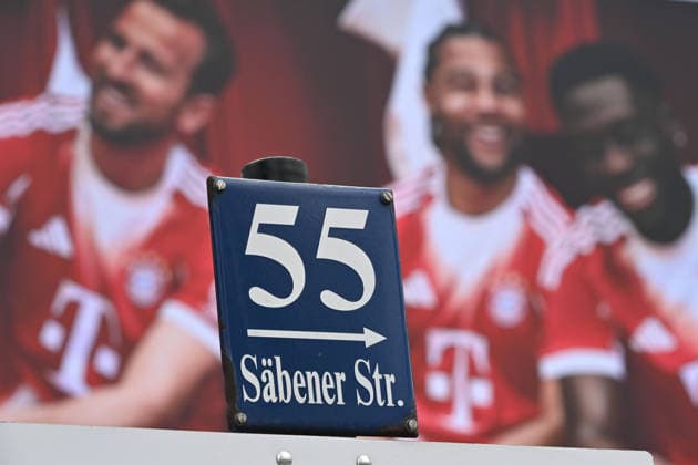 Edge motif house number 55, Saebener Strasse,sign,street sign, final training on 09 03 2026 Soccer Champions League,season 2025 26, round of 16 Atalanta Bergamo FC Bayern Muenchen on 10 03 2026
