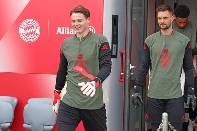 f l Goalkeeper, Keeper, 40 Jonas Urbig, 26 Sven Ulreich, coming out of the dressing room, Portraet, Portrait, Football final training UEFA Champions League match Atalanta Bergamo vs FC Bayern München 09 03 2026 Training ground, Säbenerstr PHOTO Mladen Lackovic LakoPress