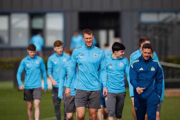 Newcastle United Barcelona Press and Training Dan Burn of Newcastle United with Jason Tindall Newcastle United assistant manager during the Newcastle United Barcelona training session press conference, PK, Pressekonferenz at Newcastle United Training Centre, Benton, UK on 9 March 2026. Benton Newcastle United Training Centre Tyne and Wear UK Editorial use only , Copyright: xCraigxCowanx PSI-23866-0032