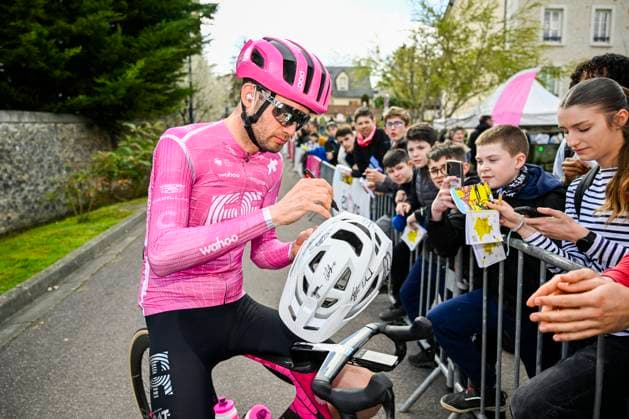 Paris Nice 2026 Stage 2 MONTARGIS, FRANCE - MARCH 09 : Asgreen Kasper (DEN) of EF Education EasyPost with fans before the start of the race during stage 2 of the 84th edition of Paris - Nice an UCI World Tour 2.UWT cycling road race stage for Men Elite of 187 km with start in Epone and finish in Montargis on March 9, 2026 in Montargis, France, 09 03 2026 ( Motordriver Guy De Vuyst - Montargis France  Copyright: xNicoxVereeckenx