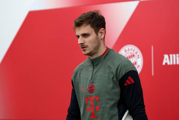 Football, Men, Champions League, Season 2025 2026, FC Bayern Munich, Final training Josip Stanisic FC Bayern Munich on the way to the training ground, head, upper body