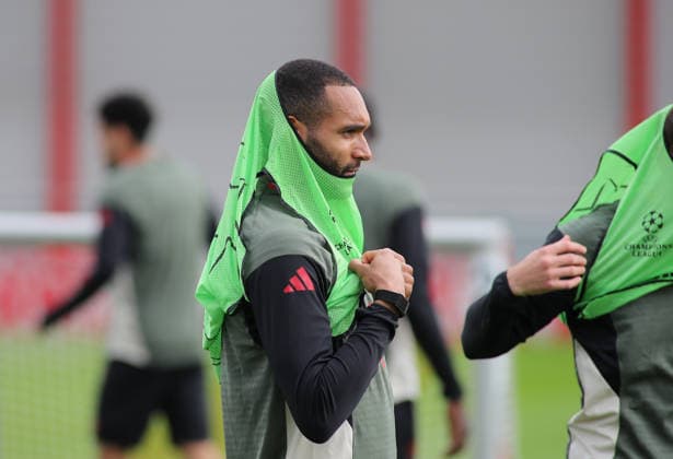 Football, Men, Champions League, 2025 2026 season, FC Bayern Munich, Final training session Jonathan Tah FC Bayern Munich pulls a shirt over his head