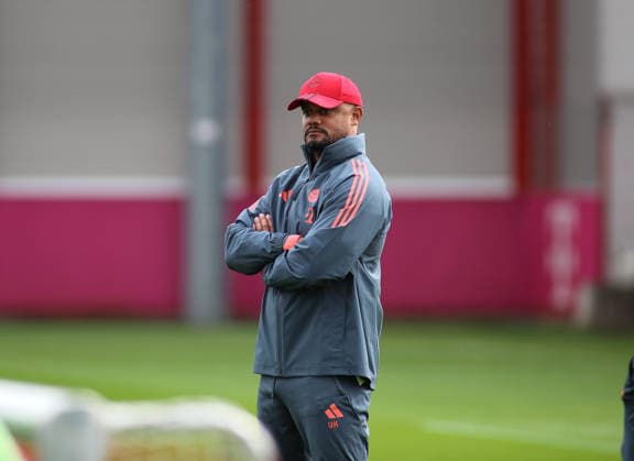 Football, Men, Champions League, 2025 2026 season, FC Bayern Munich, Final training session Vincent Kompany, FC Bayern Munich coach stands on the training pitch with his arms folded