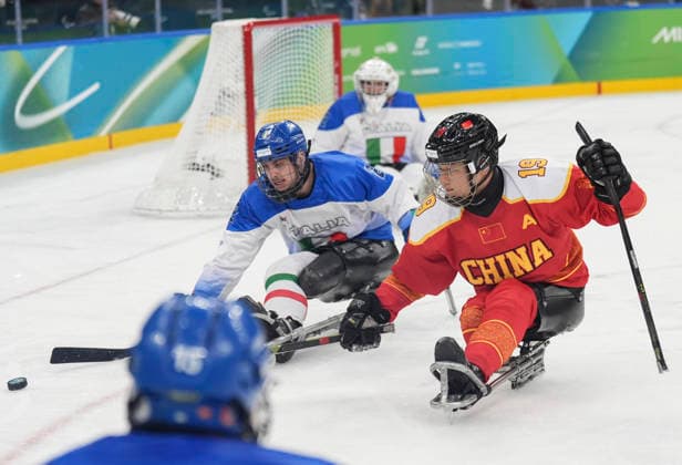 (260309) -- MILAN, March 9, 2026 -- Zhang Zheng (1st R) of China vies for the puck during the Para Ice hockey, Eishockey preliminary round Group A match between China and Italy at the Milan-Cortina 2026 Paralympic Winter games, Winterspiele,Spiele, Summer games in Milan, Italy, March 9, 2026. ) (SP)ITALY-MILAN-PARALYMPIC WINTER GAMES-PARA ICE HOCKEY-CHINA VS ITALY HouxJun 