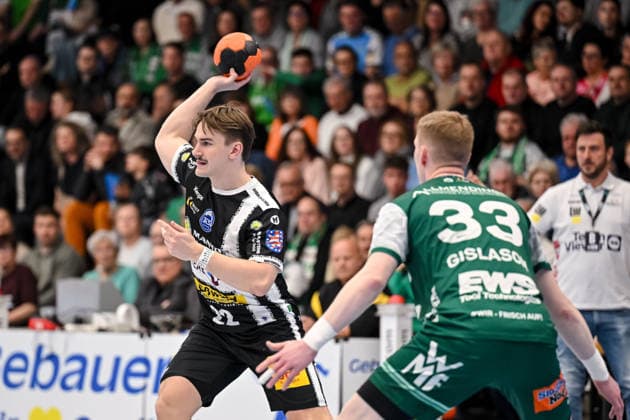 Goeppingen, Germany, 09 03 26 Felix Aellen ThSV Eisenach and Ymir Oern Gislason FRISCH AUF Goeppingen in a duel during the Daikin Handball Bundesliga match between FRISCH AUF Goeppingen vs ThSV Eisenach at EWS Arena on March 09, 2026 in Goeppingen, Germany Photo by Harry Langer DeFodi Images Goeppingen, Germany, 09 03 26 Felix Aellen ThSV Eisenach and Ymir Oern Gislason FRISCH AUF Goeppingen battle for the ball during the Daikin Handball Bundesliga match between FRISCH AUF Goeppingen vs ThSV Eisenach at EWS Arena on March 9, 2026 in Goeppingen, Germany Photo by Harry Langer DeFodi Images Photo by Harry Langer DeFodi Images