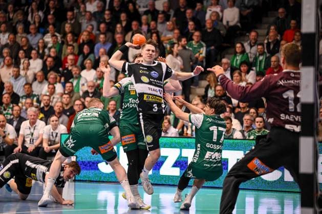 Goeppingen, Germany, 09 03 26 Ymir Oern Gislason FRISCH AUF Goeppingen , Oskar Joelsson ThSV Eisenach and Tim Gossner FRISCH AUF Goeppingen in a duel during the Daikin Handball Bundesliga match between FRISCH AUF Goeppingen vs ThSV Eisenach at EWS Arena on March 09, 2026 in Goeppingen, Germany Photo by Harry Langer DeFodi Images Goeppingen, Germany, 09 03 26 Ymir Oern Gislason FRISCH AUF Goeppingen , Oskar Joelsson ThSV Eisenach and Tim Gossner FRISCH AUF Goeppingen battle for the ball during the Daikin Handball Bundesliga match between FRISCH AUF Goeppingen vs ThSV Eisenach at EWS Arena on March 9, 2026 in Goeppingen, Germany Photo by Harry Langer DeFodi Images Photo by Harry Langer DeFodi Images