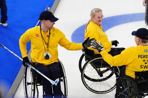 CORTINA, ITALIEN 20260309 Sveriges Viljo Petersson Dahl, Sabina Johansson och Ronny Persson under mandagens curlingmatch mixad mellan Storbritannien och Sverige i Paralympics pa Cortina Curling Olympic Stadium. *** Bilden ingar i SPORTPAKET. För övriga BETALBILD *** CORTINA ITALIEN x9200x *** CORTINA, ITALY 20260309 Swedens Viljo Petersson Dahl, Sabina Johansson and Ronny Persson during Mondays mixed curling match between Great Britain and Sweden in the Paralympics at the Cortina Curling Olympic Stadium Picture in SPORT PACKAGE For others PAY PICTURE CORTINA ITALY x9200x  Copyright: xBjörnxLarssonxRosvall TTx PARALYMPICS 2026 CURLING