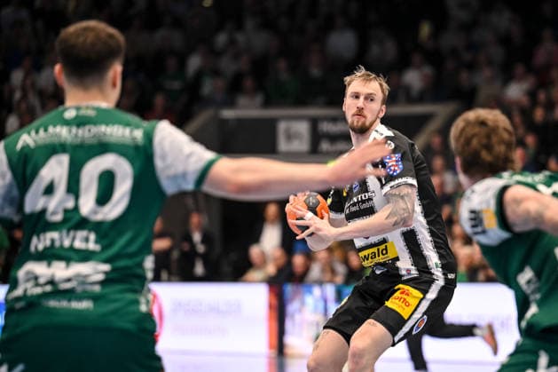 Goeppingen, Germany, 09 03 26 Elias Newel FRISCH AUF Goeppingen and Dominik Solak ThSV Eisenach in a duel during the Daikin Handball Bundesliga match between FRISCH AUF Goeppingen vs ThSV Eisenach at EWS Arena on March 09, 2026 in Goeppingen, Germany Photo by Harry Langer DeFodi Images Goeppingen, Germany, 09 03 26 Elias Newel FRISCH AUF Goeppingen and Dominik Solak ThSV Eisenach battle for the ball during the Daikin Handball Bundesliga match between FRISCH AUF Goeppingen vs ThSV Eisenach at EWS Arena on March 9, 2026 in Goeppingen, Germany Photo by Harry Langer DeFodi Images Photo by Harry Langer DeFodi Images