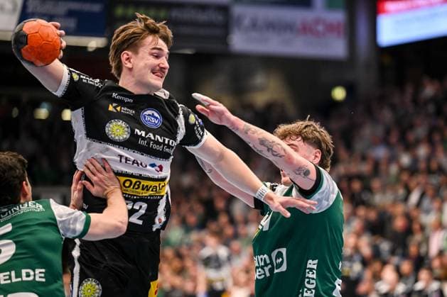 Goeppingen, Germany, 09 03 26 Felix Aellen ThSV Eisenach and Victor Kloeve FRISCH AUF Goeppingen in a duel during the Daikin Handball Bundesliga match between FRISCH AUF Goeppingen vs ThSV Eisenach at EWS Arena on March 09, 2026 in Goeppingen, Germany Photo by Harry Langer DeFodi Images Goeppingen, Germany, 09 03 26 Felix Aellen ThSV Eisenach and Victor Kloeve FRISCH AUF Goeppingen battle for the ball during the Daikin Handball Bundesliga match between FRISCH AUF Goeppingen vs ThSV Eisenach at EWS Arena on March 9, 2026 in Goeppingen, Germany Photo by Harry Langer DeFodi Images Photo by Harry Langer DeFodi Images
