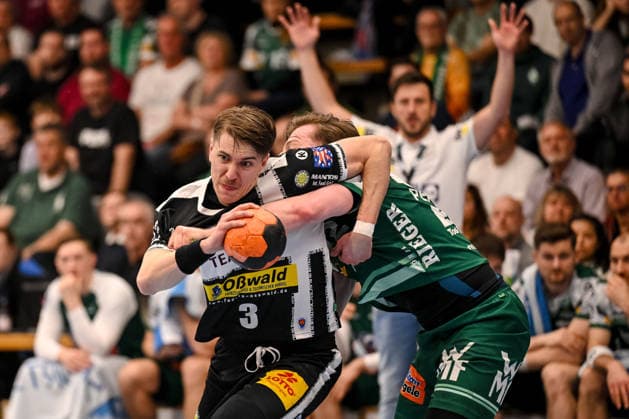 Goeppingen, Germany, 09 03 26 Oskar Joelsson ThSV Eisenach and Erik Persson FRISCH AUF Goeppingen in a duel during the Daikin Handball Bundesliga match between FRISCH AUF Goeppingen vs ThSV Eisenach at EWS Arena on March 09, 2026 in Goeppingen, Germany Photo by Harry Langer DeFodi Images Goeppingen, Germany, 09 03 26 Oskar Joelsson ThSV Eisenach and Erik Persson FRISCH AUF Goeppingen battle for the ball during the Daikin Handball Bundesliga match between FRISCH AUF Goeppingen vs ThSV Eisenach at EWS Arena on March 9, 2026 in Goeppingen, Germany Photo by Harry Langer DeFodi Images Photo by Harry Langer DeFodi Images