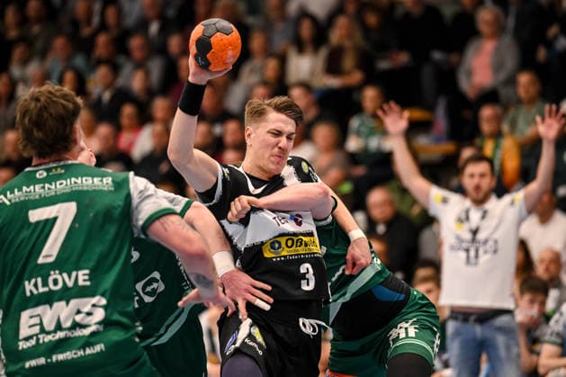 Goeppingen, Germany, 09 03 26 Victor Kloeve FRISCH AUF Goeppingen , Oskar Joelsson ThSV Eisenach and Erik Persson FRISCH AUF Goeppingen in a duel during the Daikin Handball Bundesliga match between FRISCH AUF Goeppingen vs ThSV Eisenach at EWS Arena on March 09, 2026 in Goeppingen, Germany Photo by Harry Langer DeFodi Images Goeppingen, Germany, 09 03 26 Victor Kloeve FRISCH AUF Goeppingen , Oskar Joelsson ThSV Eisenach and Erik Persson FRISCH AUF Goeppingen battle for the ball during the Daikin Handball Bundesliga match between FRISCH AUF Goeppingen vs ThSV Eisenach at EWS Arena on March 9, 2026 in Goeppingen, Germany Photo by Harry Langer DeFodi Images Photo by Harry Langer DeFodi Images