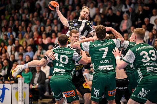 Goeppingen, Germany, 09 03 26 Elias Newel FRISCH AUF Goeppingen , Max Beneke ThSV Eisenach , Dominik Solak ThSV Eisenach , Victor Kloeve FRISCH AUF Goeppingen and Ymir Oern Gislason FRISCH AUF Goeppingen in a duel during the Daikin Handball Bundesliga match between FRISCH AUF Goeppingen vs ThSV Eisenach at EWS Arena on March 09, 2026 in Goeppingen, Germany Photo by Harry Langer DeFodi Images Goeppingen, Germany, 09 03 26 Elias Newel FRISCH AUF Goeppingen , Max Beneke ThSV Eisenach , Dominik Solak ThSV Eisenach , Victor Kloeve FRISCH AUF Goeppingen and Ymir Oern Gislason FRISCH AUF Goeppingen battle for the ball during the Daikin Handball Bundesliga match between FRISCH AUF Goeppingen vs ThSV Eisenach at EWS Arena on March 9, 2026 in Goeppingen, Germany Photo by Harry Langer DeFodi Images Photo by Harry Langer DeFodi Images