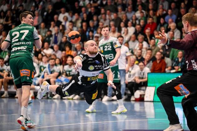 Goeppingen, Germany, 09 03 26 Oskar Sunnefeldt FRISCH AUF Goeppingen and Peter Walz ThSV Eisenach in a duel during the Daikin Handball Bundesliga match between FRISCH AUF Goeppingen vs ThSV Eisenach at EWS Arena on March 09, 2026 in Goeppingen, Germany Photo by Harry Langer DeFodi Images Goeppingen, Germany, 09 03 26 Oskar Sunnefeldt FRISCH AUF Goeppingen and Peter Walz ThSV Eisenach battle for the ball during the Daikin Handball Bundesliga match between FRISCH AUF Goeppingen vs ThSV Eisenach at EWS Arena on March 9, 2026 in Goeppingen, Germany Photo by Harry Langer DeFodi Images Photo by Harry Langer DeFodi Images