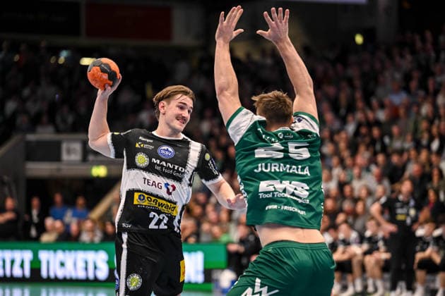 Goeppingen, Germany, 09 03 26 Felix Aellen ThSV Eisenach and Ludvig Jurmala Astroem FRISCH AUF Goeppingen in a duel during the Daikin Handball Bundesliga match between FRISCH AUF Goeppingen vs ThSV Eisenach at EWS Arena on March 09, 2026 in Goeppingen, Germany Photo by Harry Langer DeFodi Images Goeppingen, Germany, 09 03 26 Felix Aellen ThSV Eisenach and Ludvig Jurmala Astroem FRISCH AUF Goeppingen battle for the ball during the Daikin Handball Bundesliga match between FRISCH AUF Goeppingen vs ThSV Eisenach at EWS Arena on March 9, 2026 in Goeppingen, Germany Photo by Harry Langer DeFodi Images Photo by Harry Langer DeFodi Images
