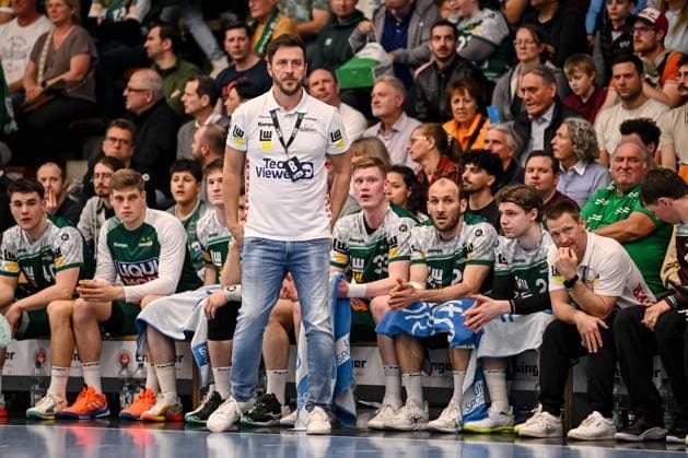 Goeppingen, Germany, 09 03 26 Coach Ben Matschke FRISCH AUF Goeppingen Looks on during the Daikin Handball Bundesliga match between FRISCH AUF Goeppingen vs ThSV Eisenach at EWS Arena on March 09, 2026 in Goeppingen, Germany Photo by Harry Langer DeFodi Images Goeppingen, Germany, 09 03 26 Trainer Ben Matschke FRISCH AUF Goeppingen Looks on during the Daikin Handball Bundesliga match between FRISCH AUF Goeppingen vs ThSV Eisenach at EWS Arena on March 9, 2026 in Goeppingen, Germany Photo by Harry Langer DeFodi Images Photo by Harry Langer DeFodi Images