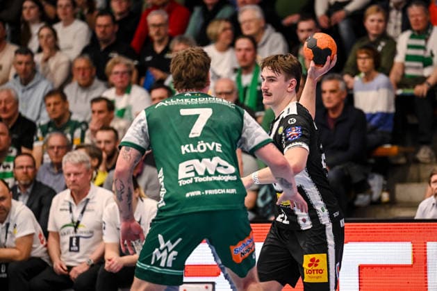 Goeppingen, Germany, 09 03 26 Victor Kloeve FRISCH AUF Goeppingen and Felix Aellen ThSV Eisenach in a duel during the Daikin Handball Bundesliga match between FRISCH AUF Goeppingen vs ThSV Eisenach at EWS Arena on March 09, 2026 in Goeppingen, Germany Photo by Harry Langer DeFodi Images Goeppingen, Germany, 09 03 26 Victor Kloeve FRISCH AUF Goeppingen and Felix Aellen ThSV Eisenach battle for the ball during the Daikin Handball Bundesliga match between FRISCH AUF Goeppingen vs ThSV Eisenach at EWS Arena on March 9, 2026 in Goeppingen, Germany Photo by Harry Langer DeFodi Images Photo by Harry Langer DeFodi Images