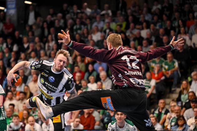 Goeppingen, Germany, 09 03 26 Dominik Solak ThSV Eisenach and goalkeeper Kristian Saveras FRISCH AUF Goeppingen in a duel during the Daikin Handball Bundesliga match between FRISCH AUF Goeppingen vs ThSV Eisenach at EWS Arena on March 09, 2026 in Goeppingen, Germany Photo by Harry Langer DeFodi Images Goeppingen, Germany, 09 03 26 Dominik Solak ThSV Eisenach and goalkeeper Kristian Saveras FRISCH AUF Goeppingen battle for the ball during the Daikin Handball Bundesliga match between FRISCH AUF Goeppingen vs ThSV Eisenach at EWS Arena on March 9, 2026 in Goeppingen, Germany Photo by Harry Langer DeFodi Images Photo by Harry Langer DeFodi Images