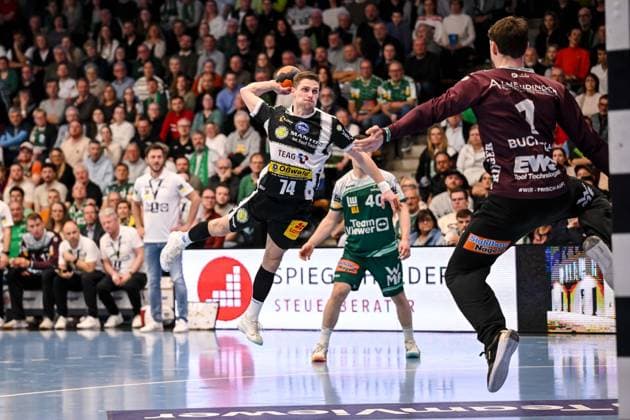 Goeppingen, Germany, 09 03 26 Peter Walz ThSV Eisenach and goalkeeper Julian Buchele FRISCH AUF Goeppingen in a duel during the Daikin Handball Bundesliga match between FRISCH AUF Goeppingen vs ThSV Eisenach at EWS Arena on March 09, 2026 in Goeppingen, Germany Photo by Harry Langer DeFodi Images Goeppingen, Germany, 09 03 26 Peter Walz ThSV Eisenach and goalkeeper Julian Buchele FRISCH AUF Goeppingen battle for the ball during the Daikin Handball Bundesliga match between FRISCH AUF Goeppingen vs ThSV Eisenach at EWS Arena on March 9, 2026 in Goeppingen, Germany Photo by Harry Langer DeFodi Images Photo by Harry Langer DeFodi Images