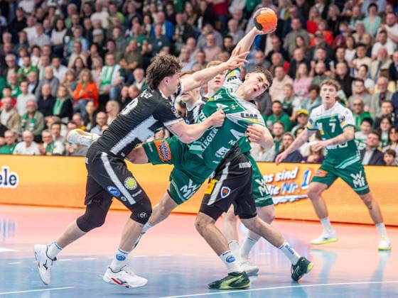 Elias Newel Frisch Auf Goeppingen, 40 in duel with Tillman Leu ThSV Eisenach, 99 and Max Benecke ThSV Eisenach, 09 , Frisch Auf Goeppingen vs ThSV Eisenach, Handball, 1 Bundesliga, Men, Season 2025 2026, 09 03 2026, Frisch Auf Goeppingen vs ThSV Eisenach, Handball, 1 Bundesliga, Men, Season 2025 2026, 09 03 2026 Goeppingen Copyright: xEibner-Pressefoto MichaelxSchmidx EP_MST