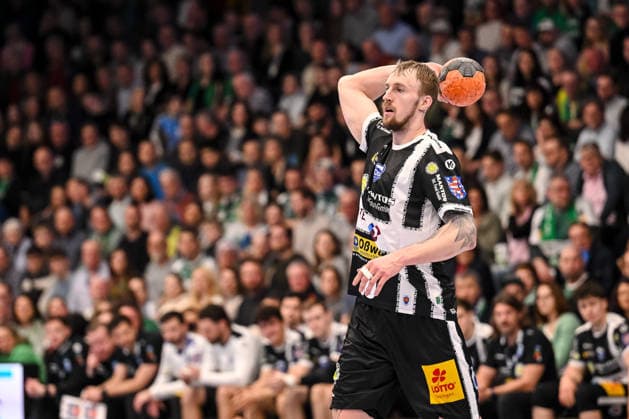 Goeppingen, Germany, 09 03 26 Dominik Solak ThSV Eisenach in action, on the ball, single action during the Daikin Handball Bundesliga match between FRISCH AUF Goeppingen vs ThSV Eisenach at EWS Arena on March 09 2026 in Goeppingen, Germany Photo by Harry Langer DeFodi Images Goeppingen, Germany, 09 03 26 Dominik Solak ThSV Eisenach controls the Ball during the Daikin Handball Bundesliga match between FRISCH AUF Goeppingen vs ThSV Eisenach at EWS Arena on March 9, 2026 in Goeppingen, Germany Photo by Harry Langer DeFodi Images Photo by Harry Langer DeFodi Images