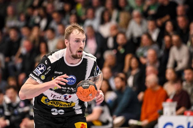 Goeppingen, Germany, 09 03 26 Dominik Solak ThSV Eisenach in action, on the ball, single action during the Daikin Handball Bundesliga match between FRISCH AUF Goeppingen vs ThSV Eisenach at EWS Arena on March 09 2026 in Goeppingen, Germany Photo by Harry Langer DeFodi Images Goeppingen, Germany, 09 03 26 Dominik Solak ThSV Eisenach controls the Ball during the Daikin Handball Bundesliga match between FRISCH AUF Goeppingen vs ThSV Eisenach at EWS Arena on March 9, 2026 in Goeppingen, Germany Photo by Harry Langer DeFodi Images Photo by Harry Langer DeFodi Images