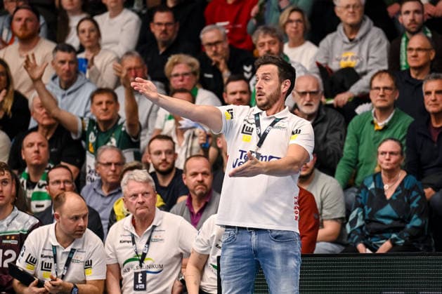 Goeppingen, Germany, 09 03 26 Coach Ben Matschke FRISCH AUF Goeppingen gestures, gestures during the Daikin Handball Bundesliga match between FRISCH AUF Goeppingen vs ThSV Eisenach at EWS Arena on March 09, 2026 in Goeppingen, Germany Photo by Harry Langer DeFodi Images Goeppingen, Germany, 09 03 26 Trainer Ben Matschke FRISCH AUF Goeppingen gestures during the Daikin Handball Bundesliga match between FRISCH AUF Goeppingen vs ThSV Eisenach at EWS Arena on March 9, 2026 in Goeppingen, Germany Photo by Harry Langer DeFodi Images Photo by Harry Langer DeFodi Images